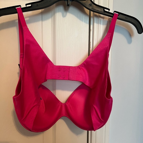 Victoria’s Secret NWT Incredible bra - Picture 2 of 2
